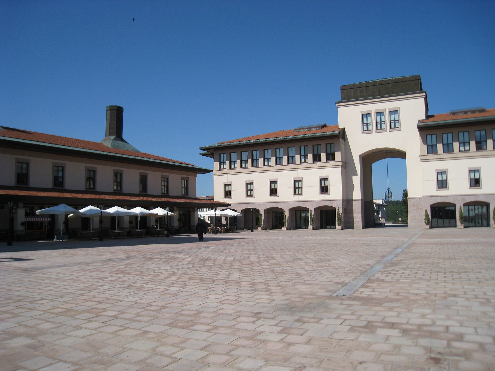 Photo: Jorge1767 / Public domain via Wikimedia Commons Koç University
